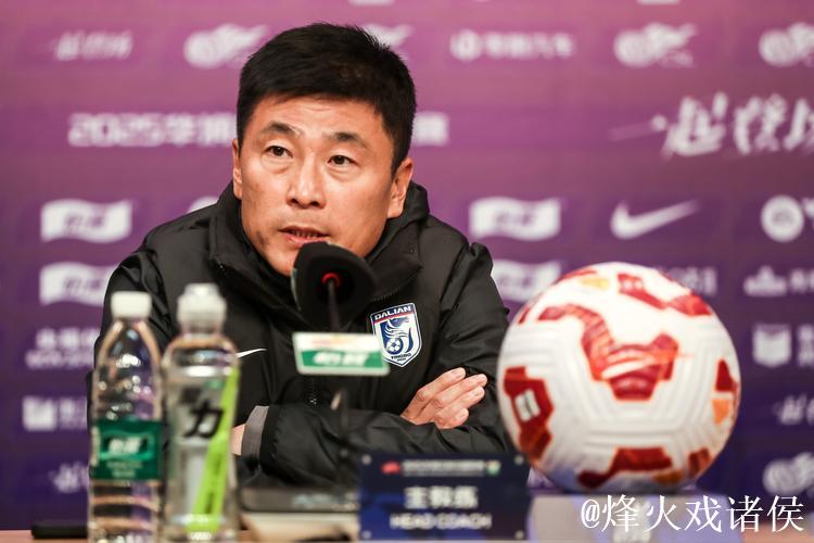 大连英博官宣与功勋主帅李国旭续约!带队4年三级跳,中超保级 大连英博官宣与功勋主帅李国旭续约!带队4年三级跳,中超保级